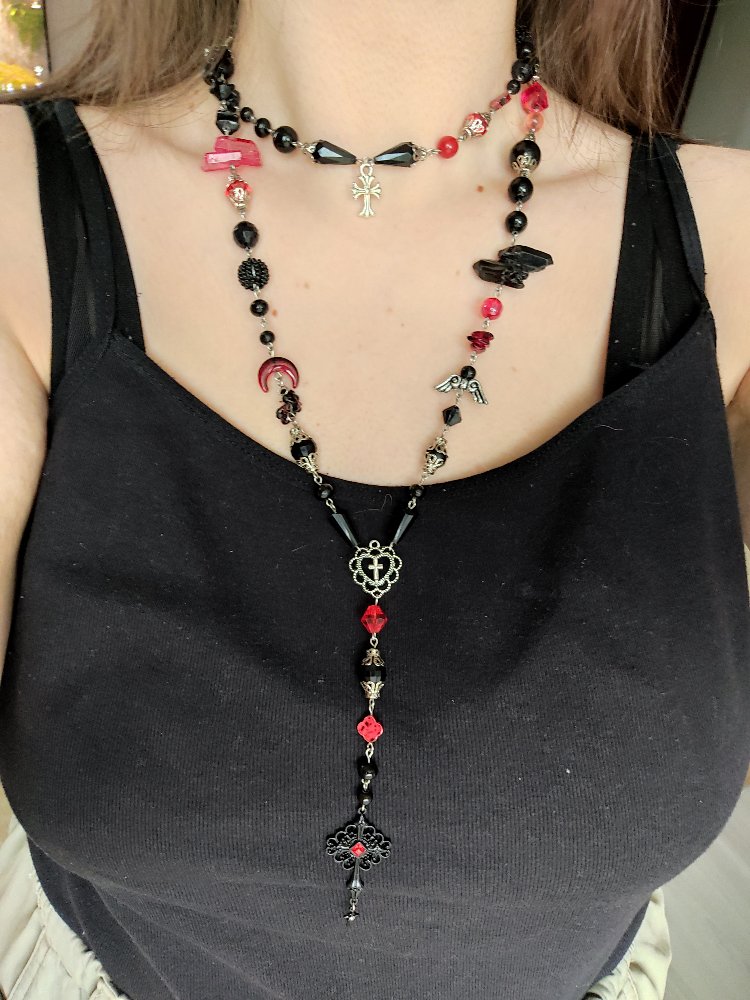 Shadow & Crimson: Çok Yönlü Kullanımlı Uzun Gotik Kolye