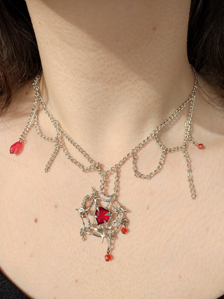 Heart's web necklace