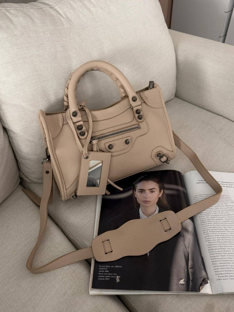 Naturel Balenciaga model İthal  paslanmaz çelik aksesuarlı deri çanta  modeli 