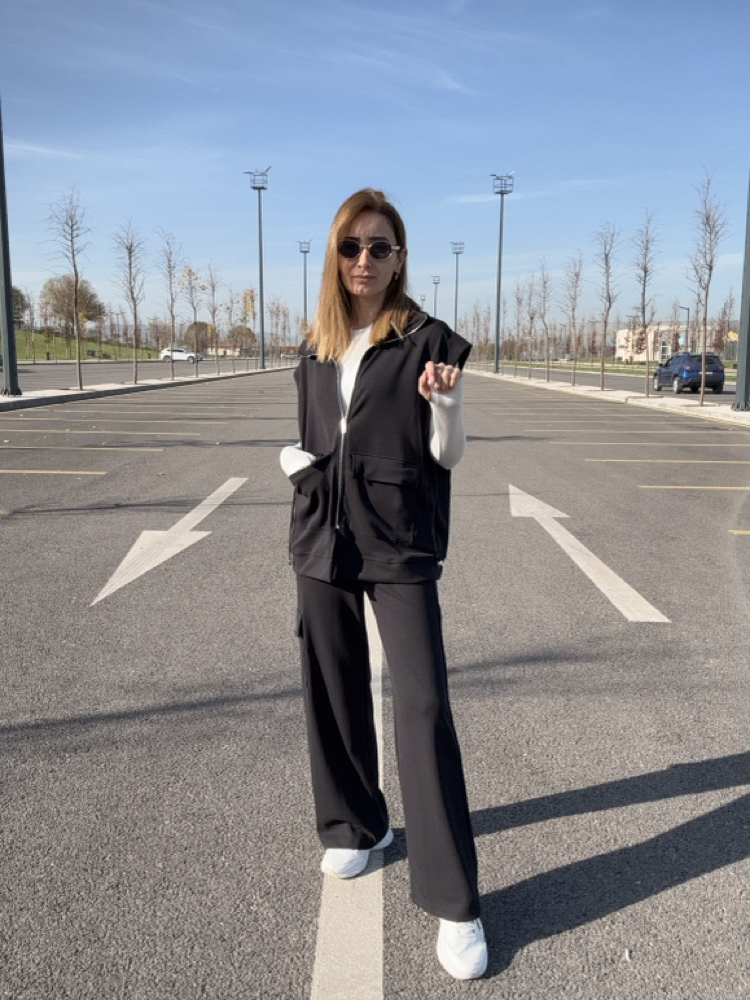 Siyah yelekli modal takım
