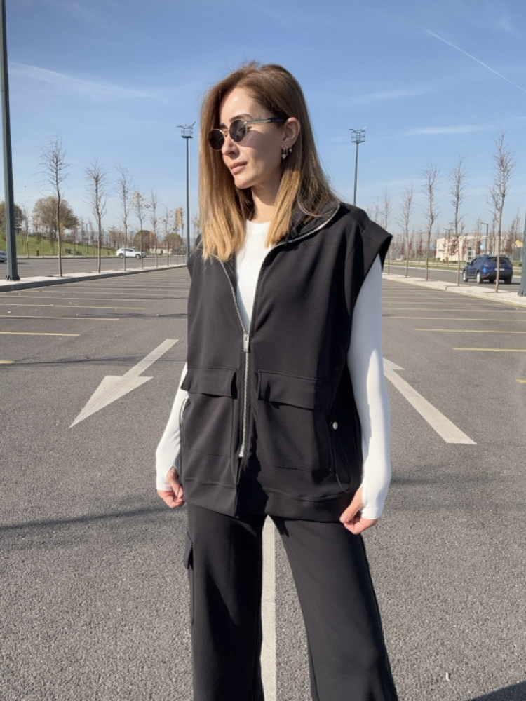 Siyah yelekli modal takım