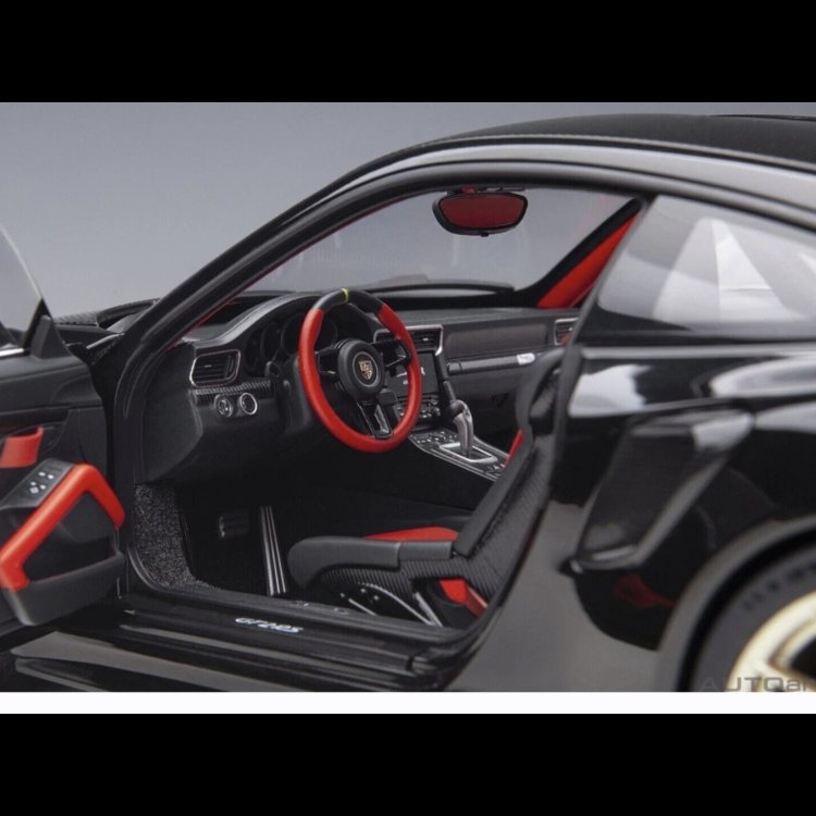 1:18 Autoart Porsche 911 (992,2) GT2 Weissach Package