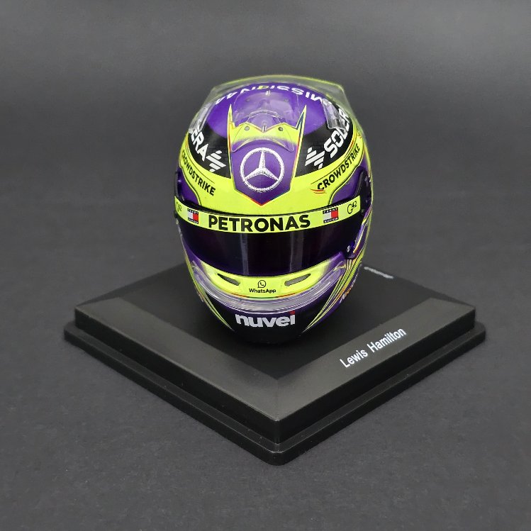 1:5 Lewis Hamilton 2024 Kask Figürü 