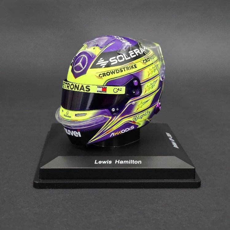 1:5 Lewis Hamilton 2024 Kask Figürü 