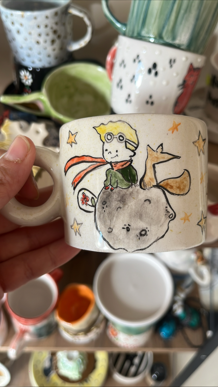 Farklı desenlerde el yapımı kupalar