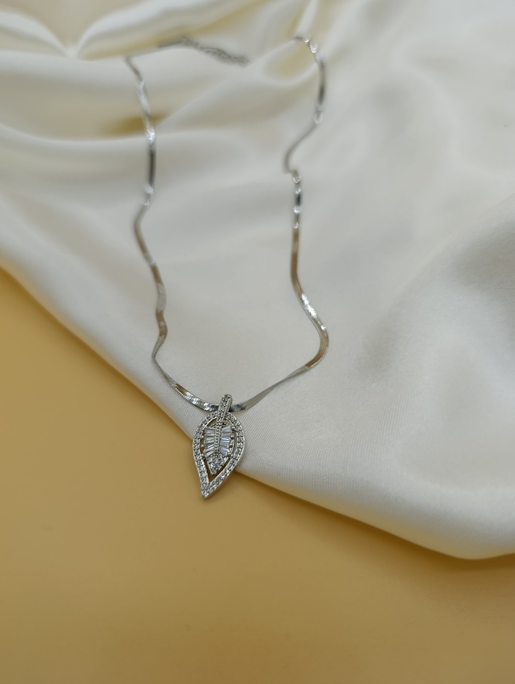 Zirkon Baget Taşlı Yaprak Model Çelik İtalyan Yassı Kolye