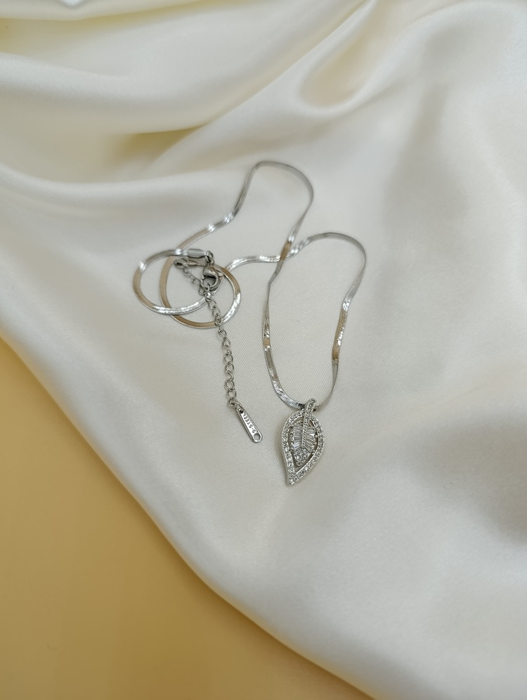 Zirkon Baget Taşlı Yaprak Model Çelik İtalyan Yassı Kolye