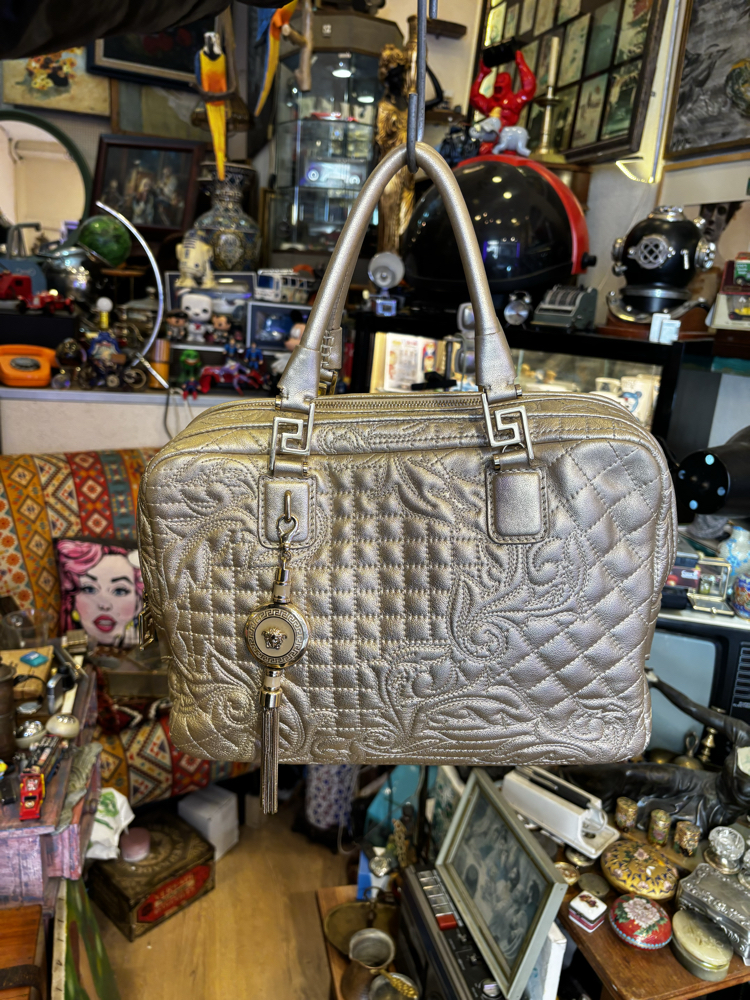Gianni VERSACE “Gianni Vanitas” bej fermuarlı barok kapitoneli deri çanta 32cm 