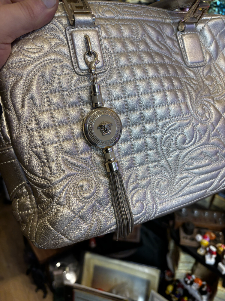 Gianni VERSACE “Gianni Vanitas” bej fermuarlı barok kapitoneli deri çanta 32cm 
