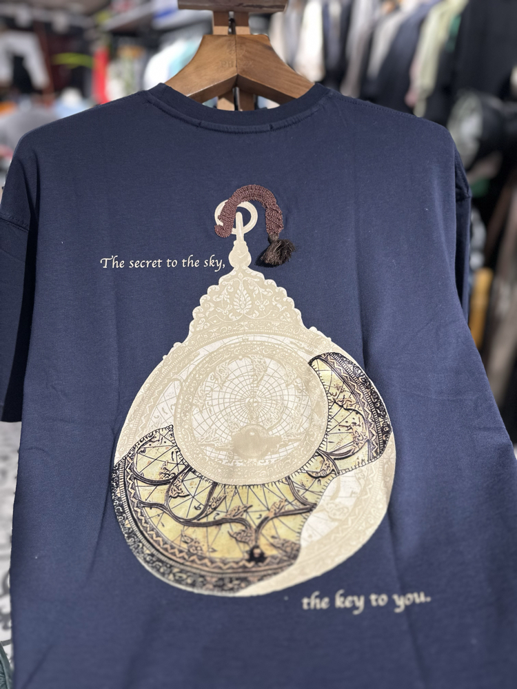 Göklerin Sırrı: Astrolab Nakışlı / Baskılı Antik Lacivert T_shirt