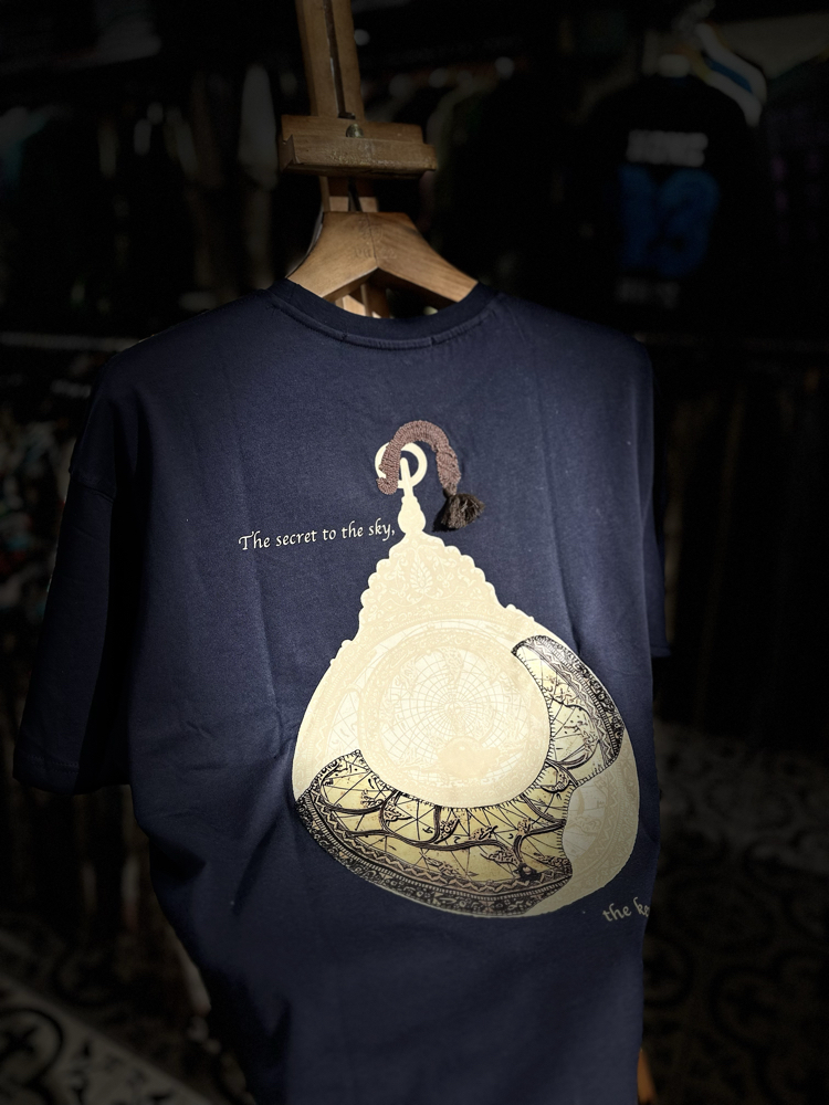 Göklerin Sırrı: Astrolab Nakışlı / Baskılı Antik Lacivert T_shirt