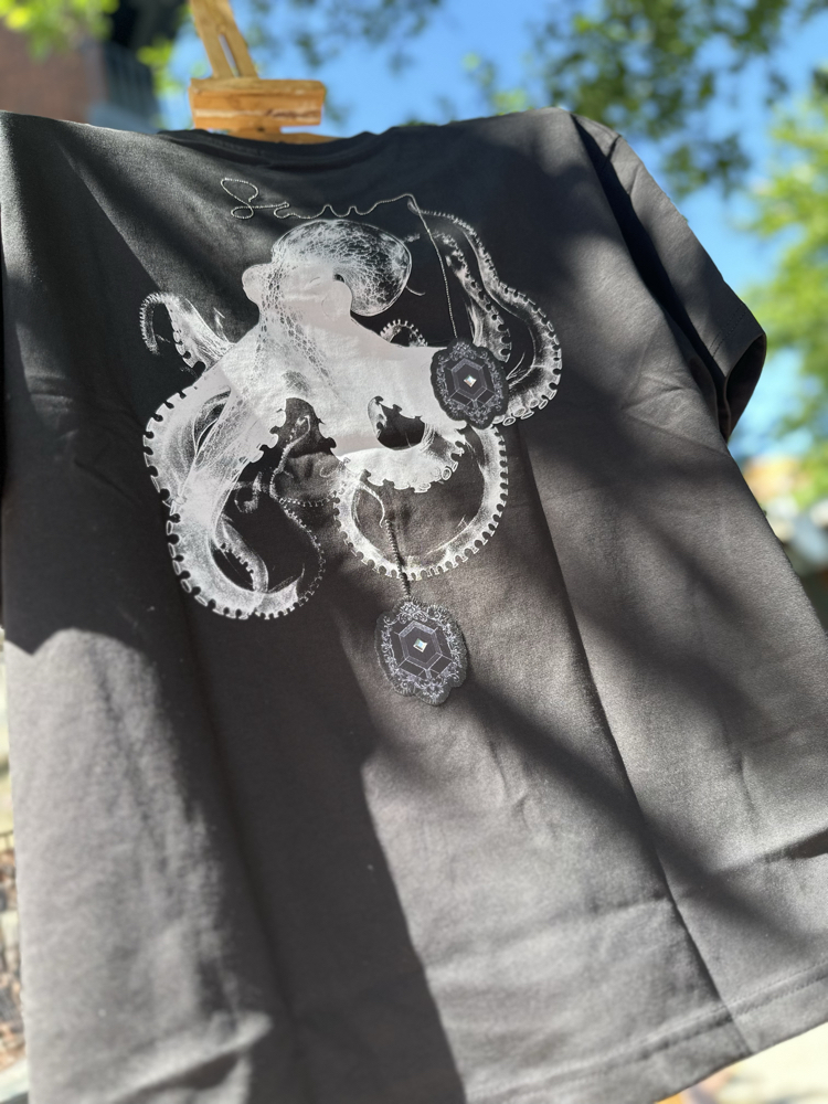 The “Octopus & Pendant” Noir T_shirt