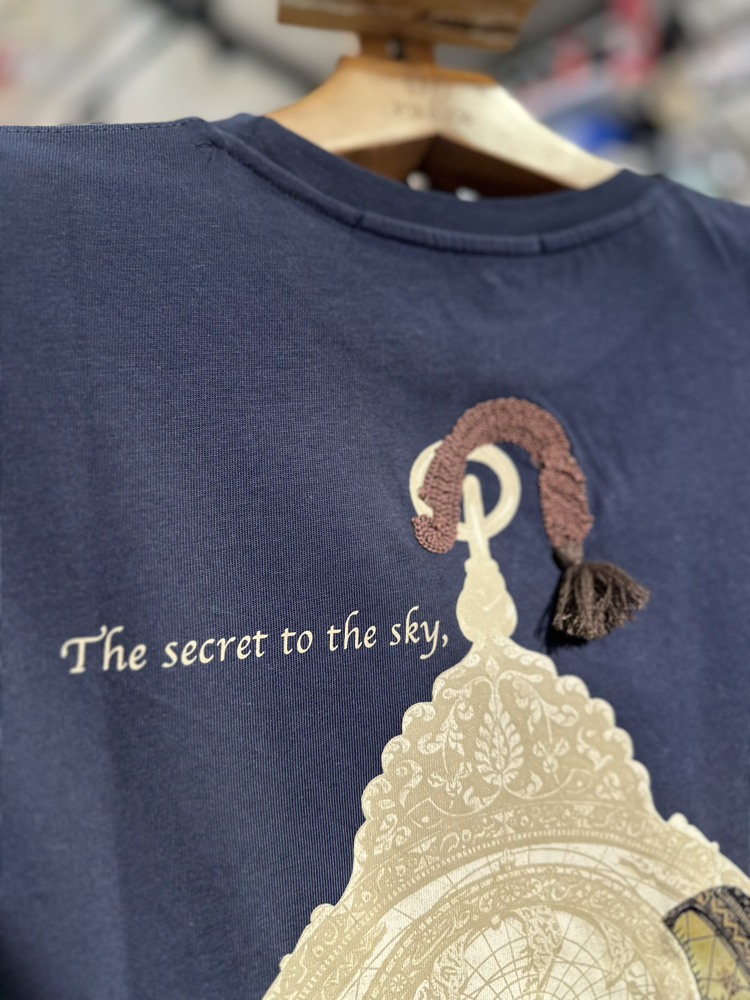 Göklerin Sırrı: Astrolab Nakışlı / Baskılı Antik Lacivert T_shirt