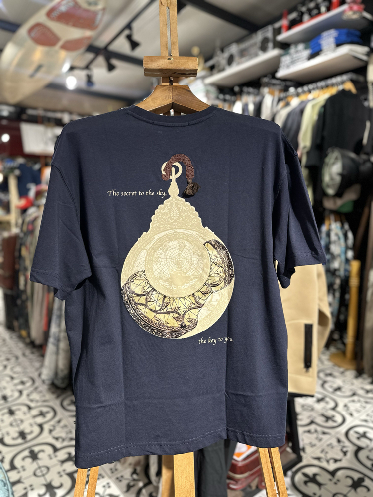 Göklerin Sırrı: Astrolab Nakışlı / Baskılı Antik Lacivert T_shirt