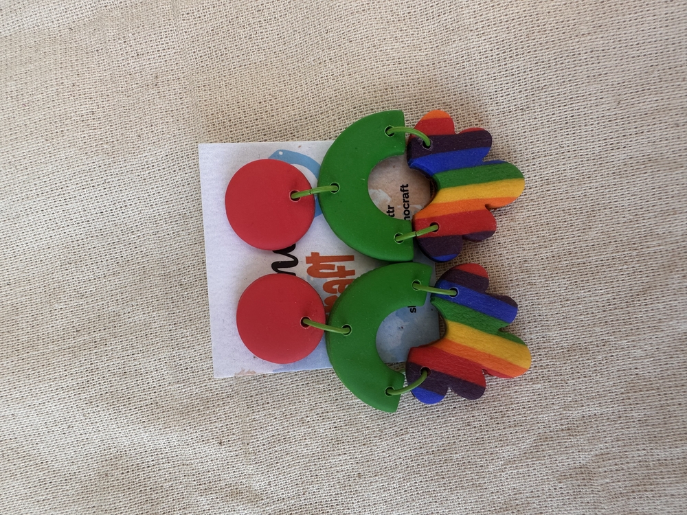 Sallantılı rainbow küpe