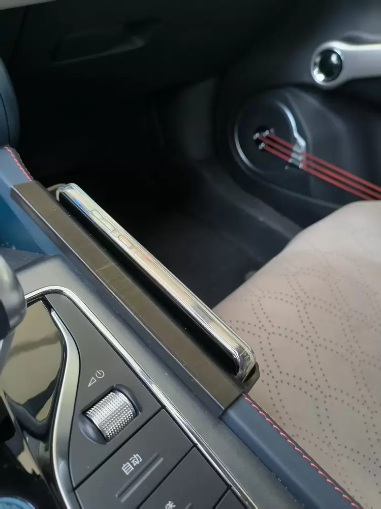 BYD Atto 3 Vites Yanı Telefon Tutucu
