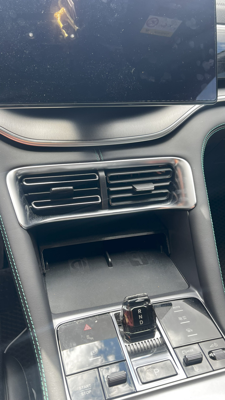 BYD Seal / U EV & DMI Telefon Kablosuz Şarj Bölmesi Çift Katlı Aparat