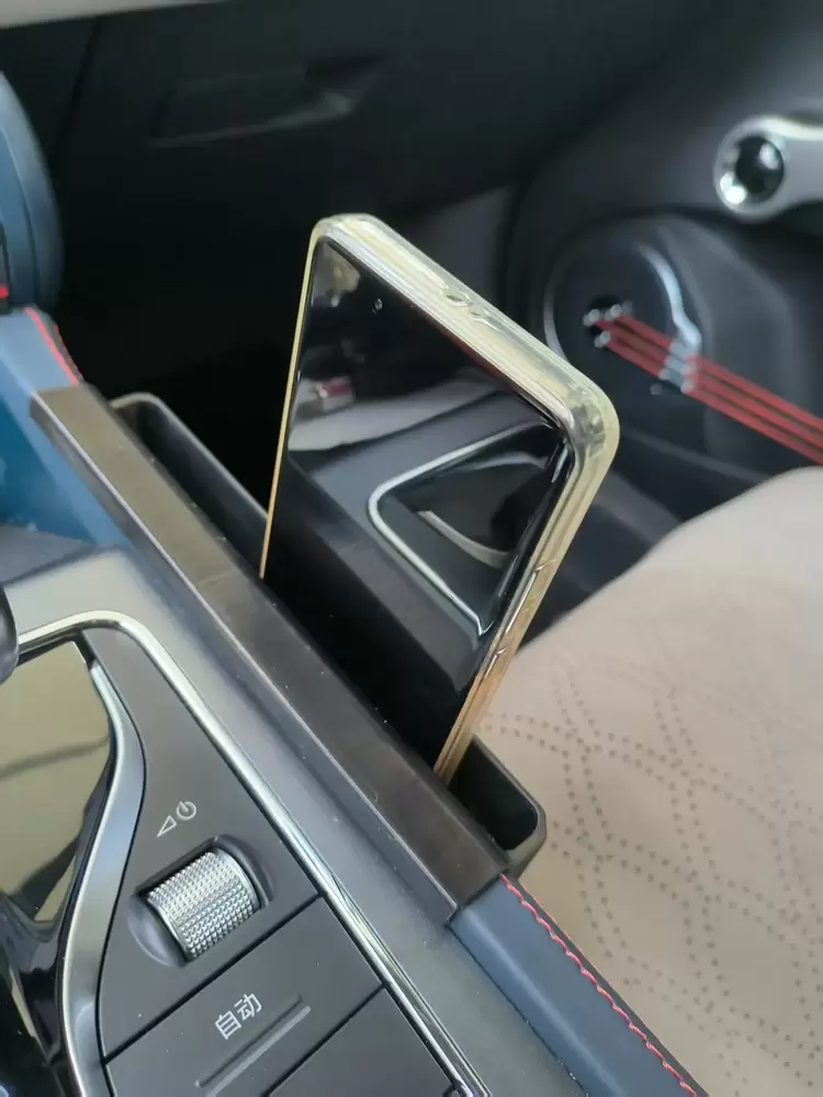 BYD Atto 3 Vites Yanı Telefon Tutucu