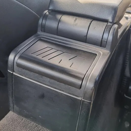 BMW E46 M logolu arka küllük sürgüsü