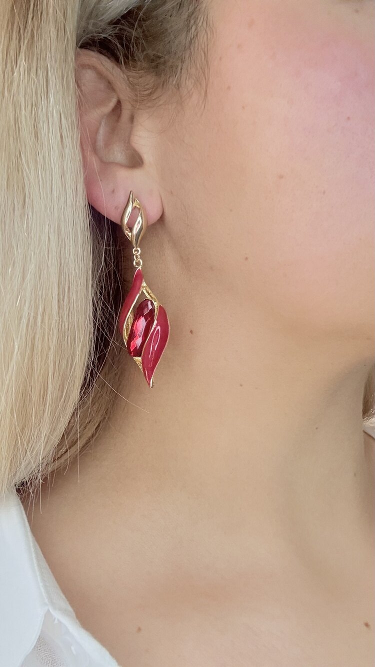 Gold detaylı kırmızı sallantılı küpe