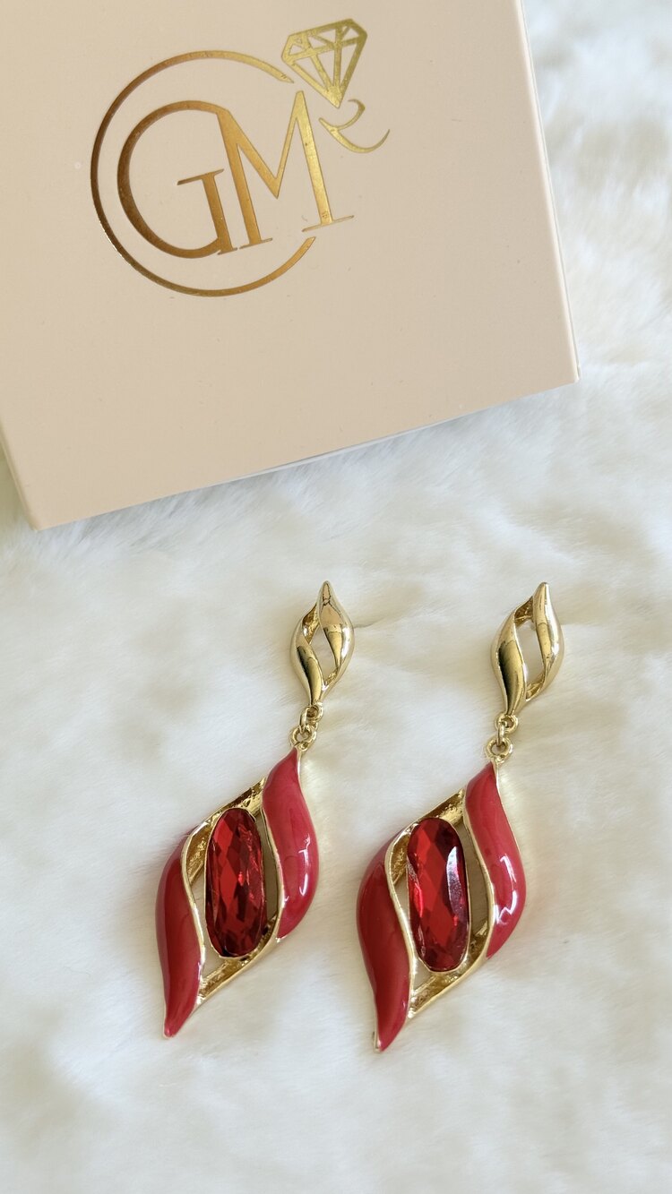 Gold detaylı kırmızı sallantılı küpe