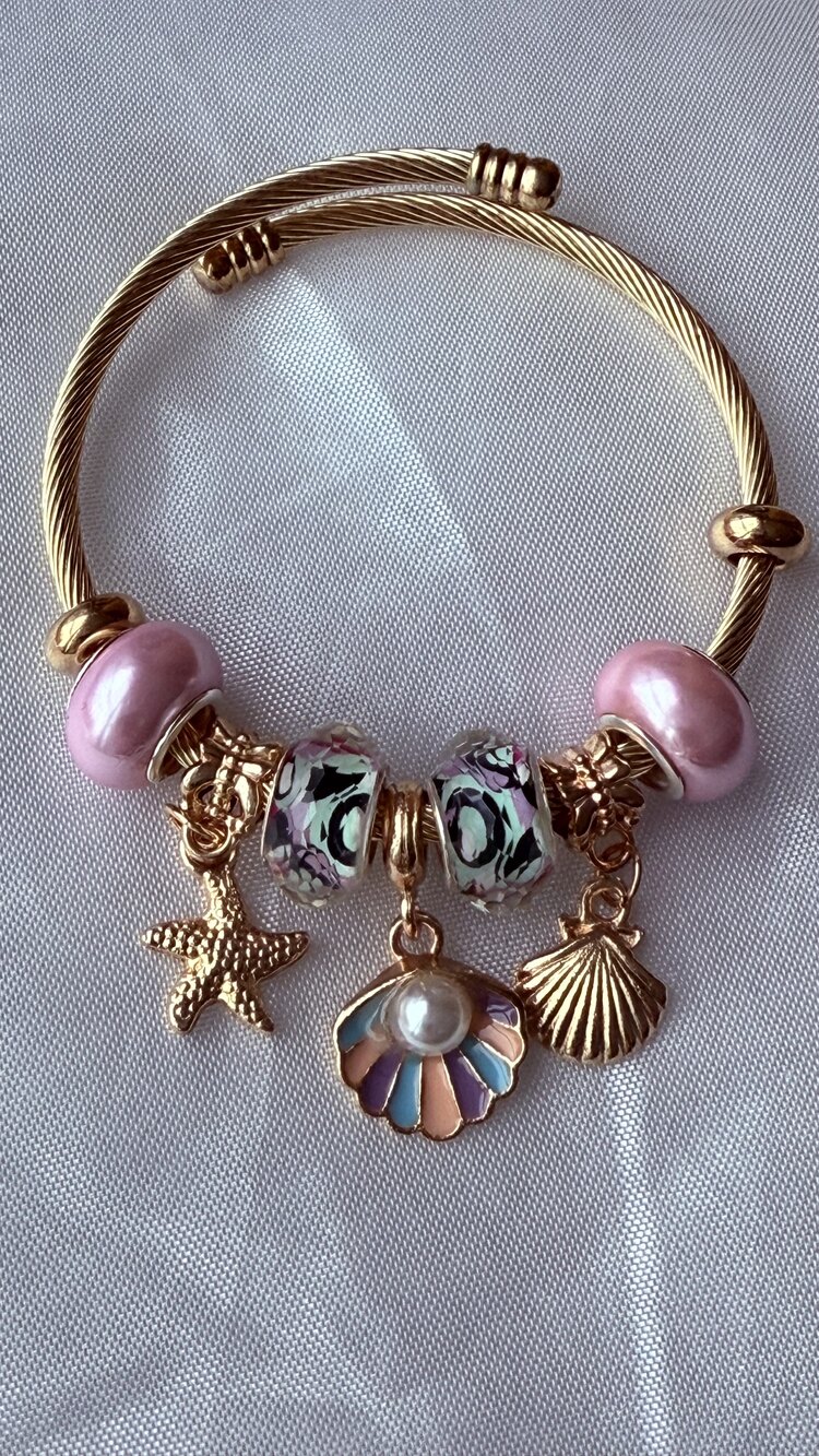 Gold Pembe Deniz Kabuğu Detaylı Charm Zirkon Çelik Bileklik