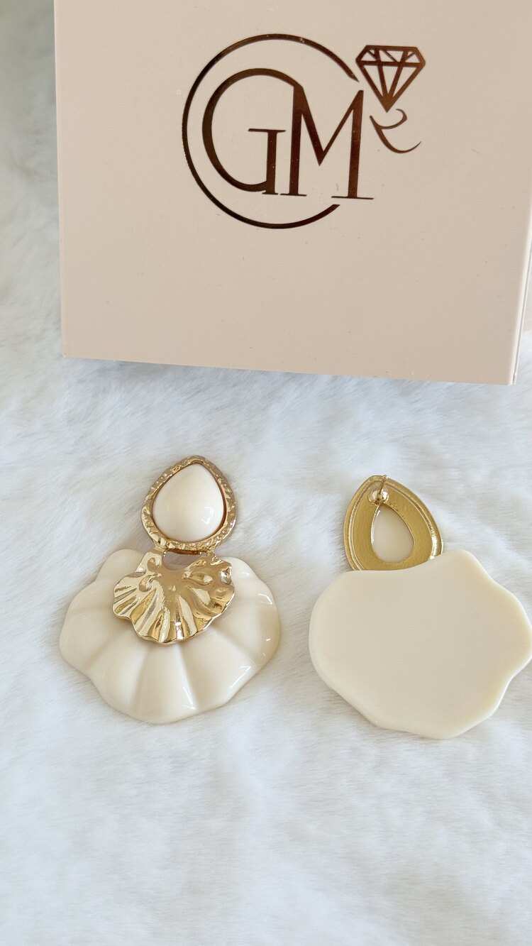 Gold detaylı krem küpe