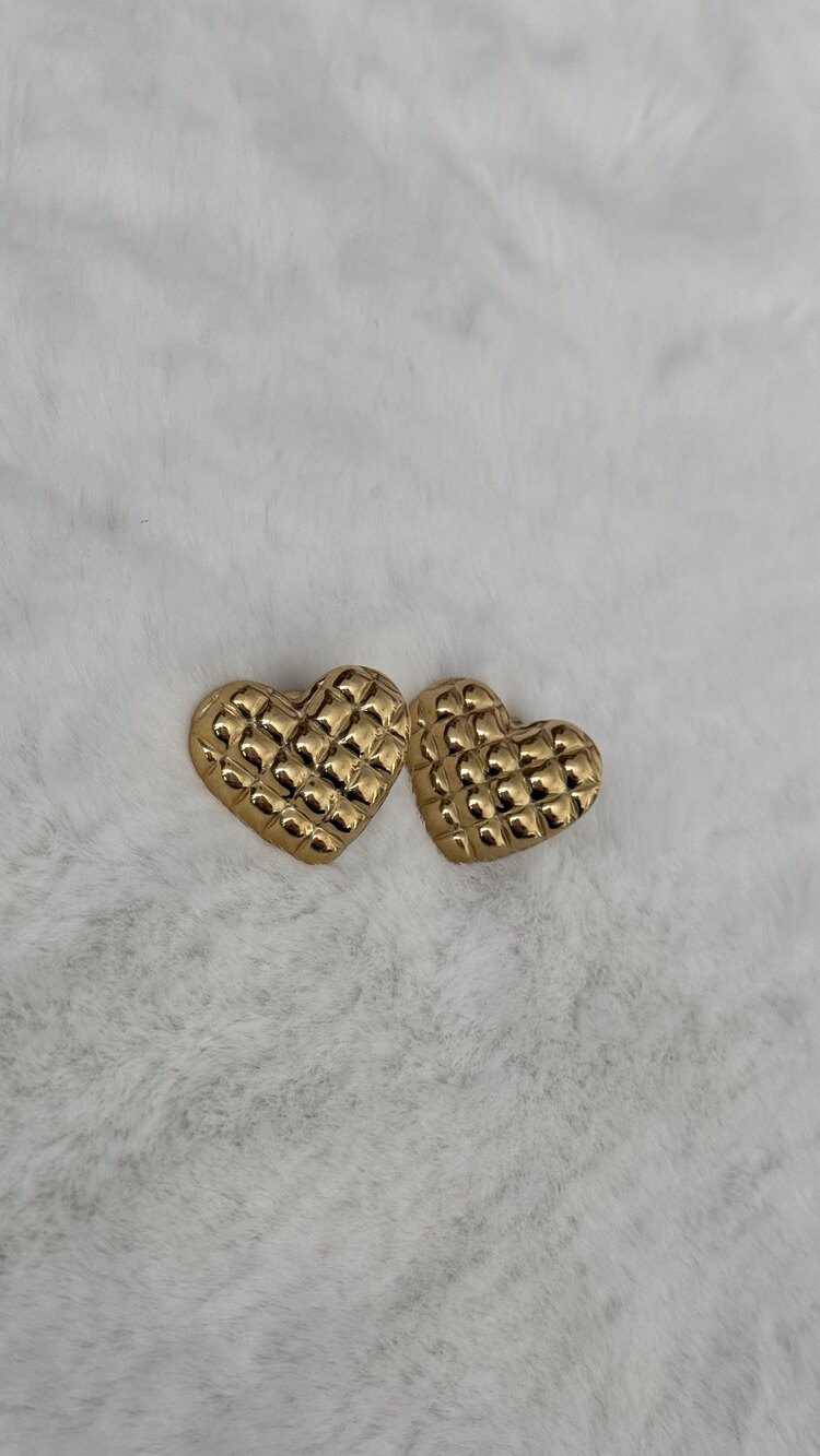 Gold Renk Kabartmalı Kalp Küpe