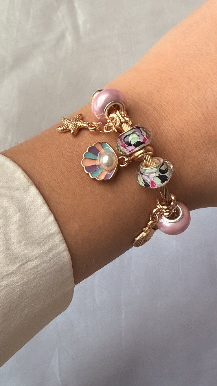 Gold Pembe Deniz Kabuğu Detaylı Charm Zirkon Çelik Bileklik