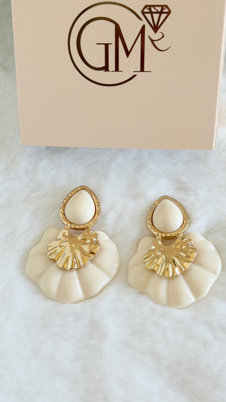 Gold detaylı krem küpe