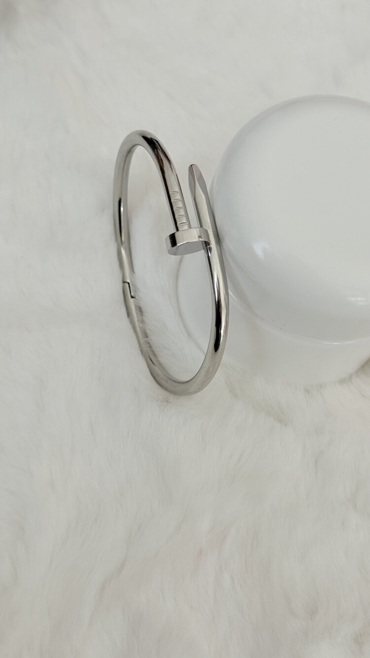 Unisex Minimalist Paslanmaz Çelik Çivi Formlu Bileklik – Gümüş Renk, Şık ve Modern Tasarım