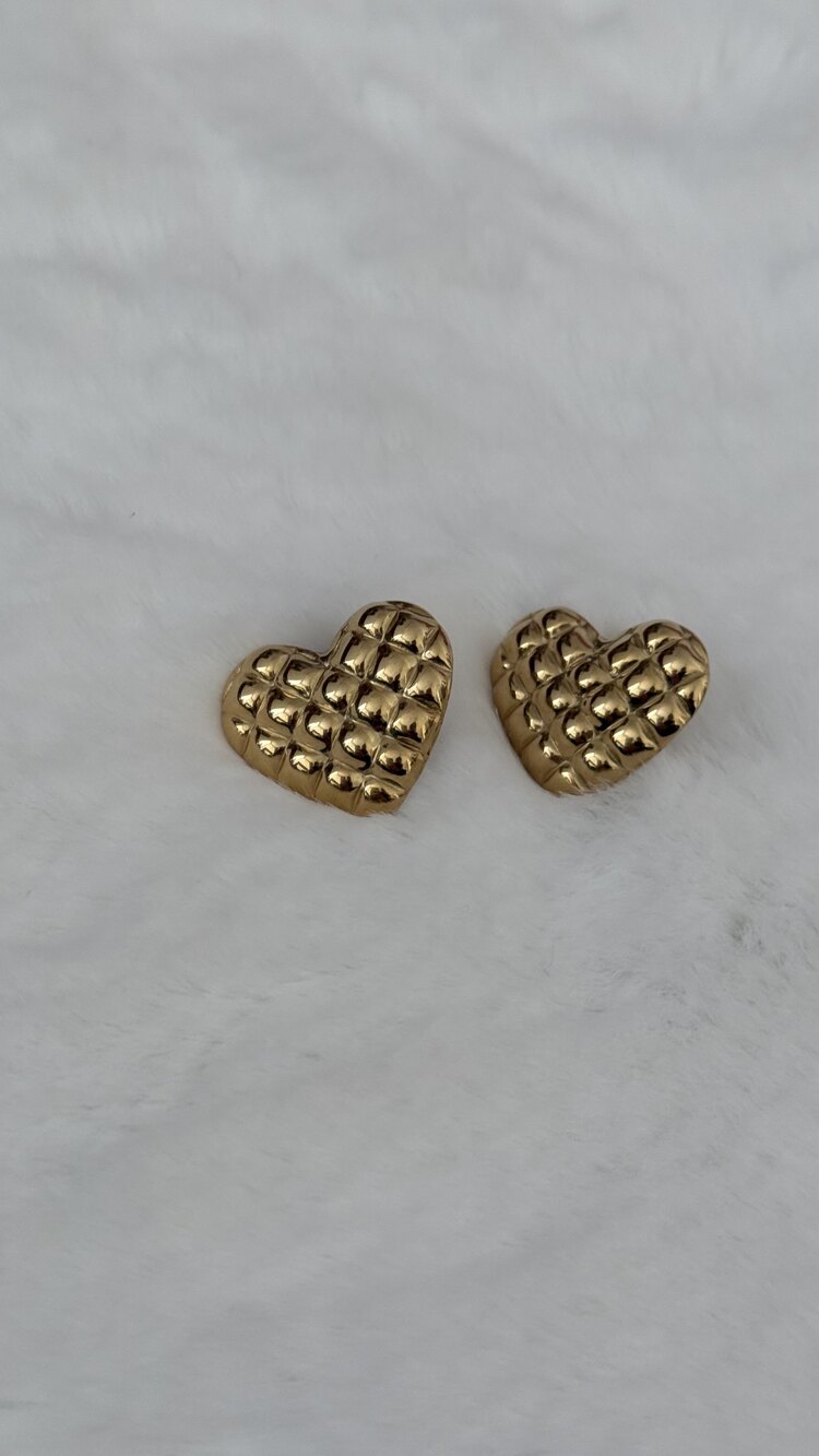 Gold Renk Kabartmalı Kalp Küpe