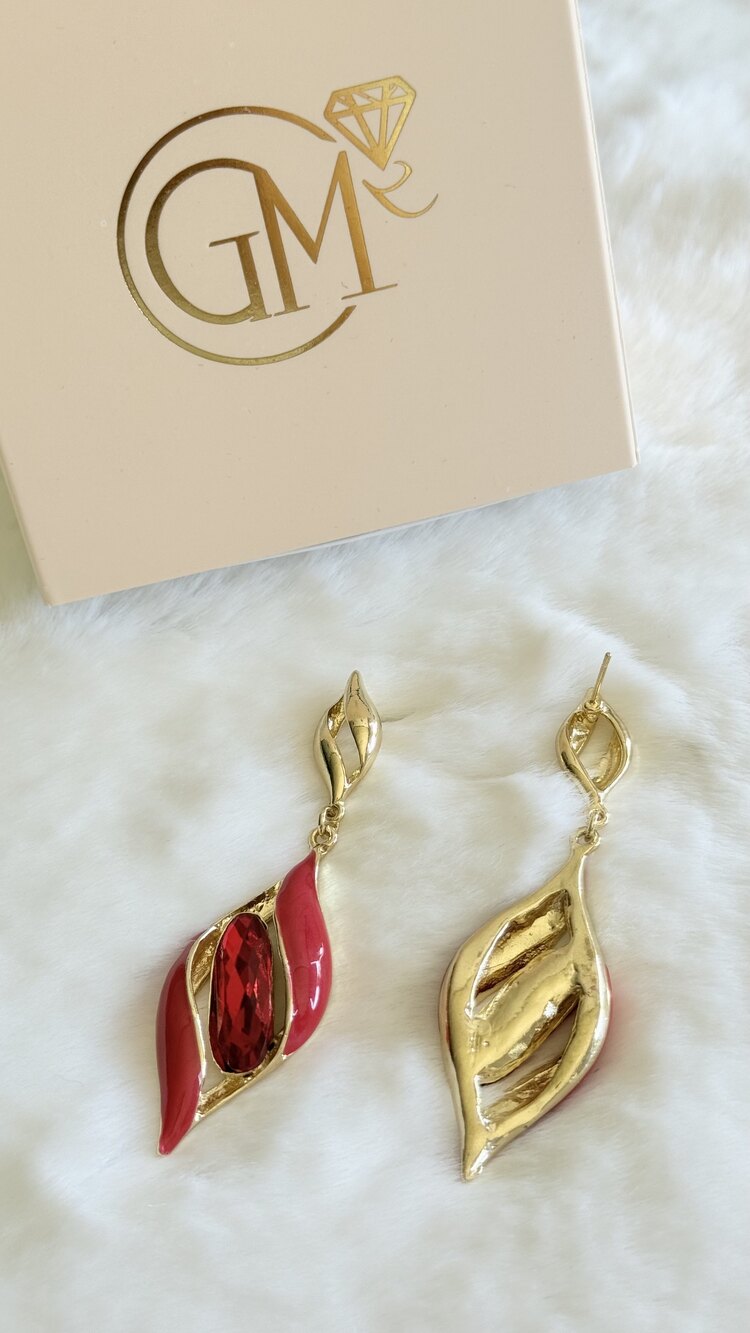 Gold detaylı kırmızı sallantılı küpe