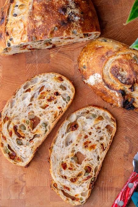 Ekşi Mayalı Kuru Domatesli ve Cevizli Ekmek