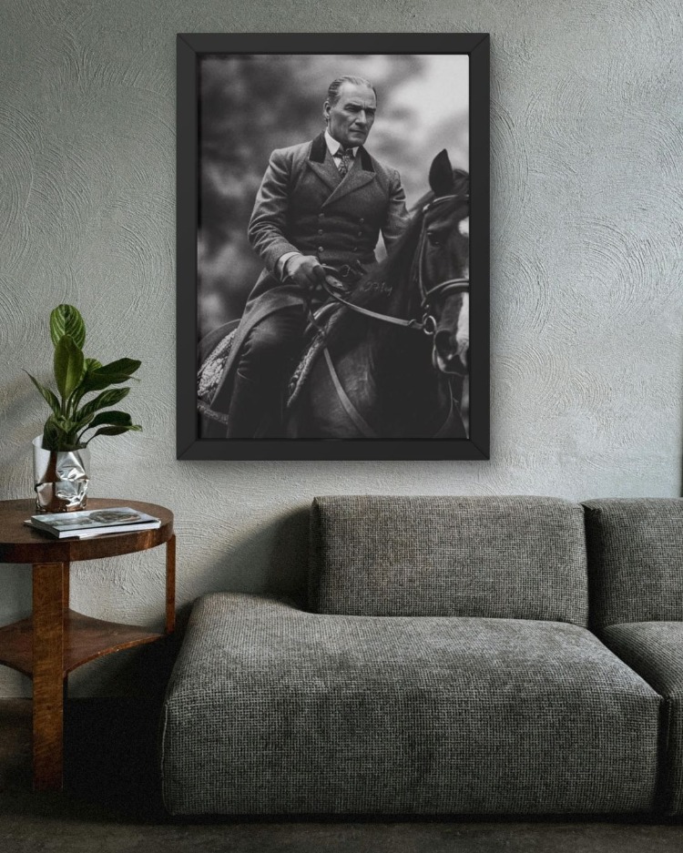 Atatürk Signature Koleksiyon | At Üstünde Siyah Beyaz Tablo