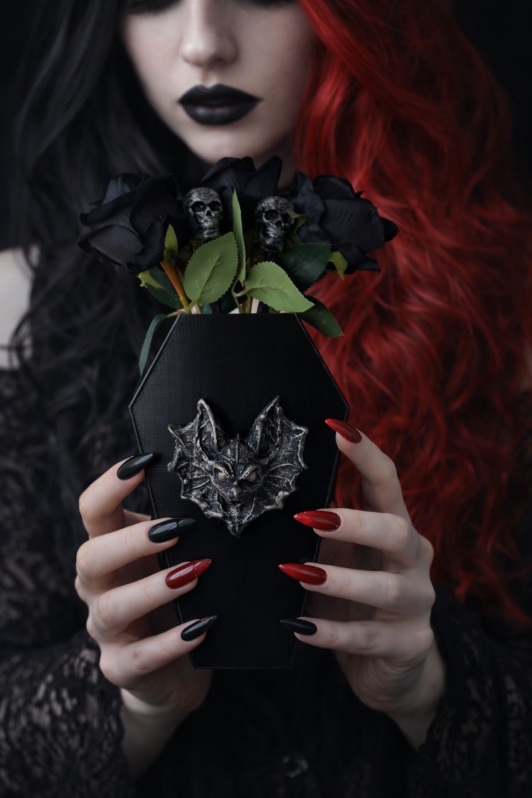 Gotik Yarasa Detaylı Tabut Vazo