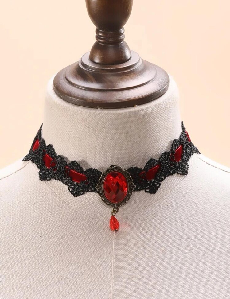 Romantic Goth Dantel Detaylı Kırmızı Taşlı Kolye