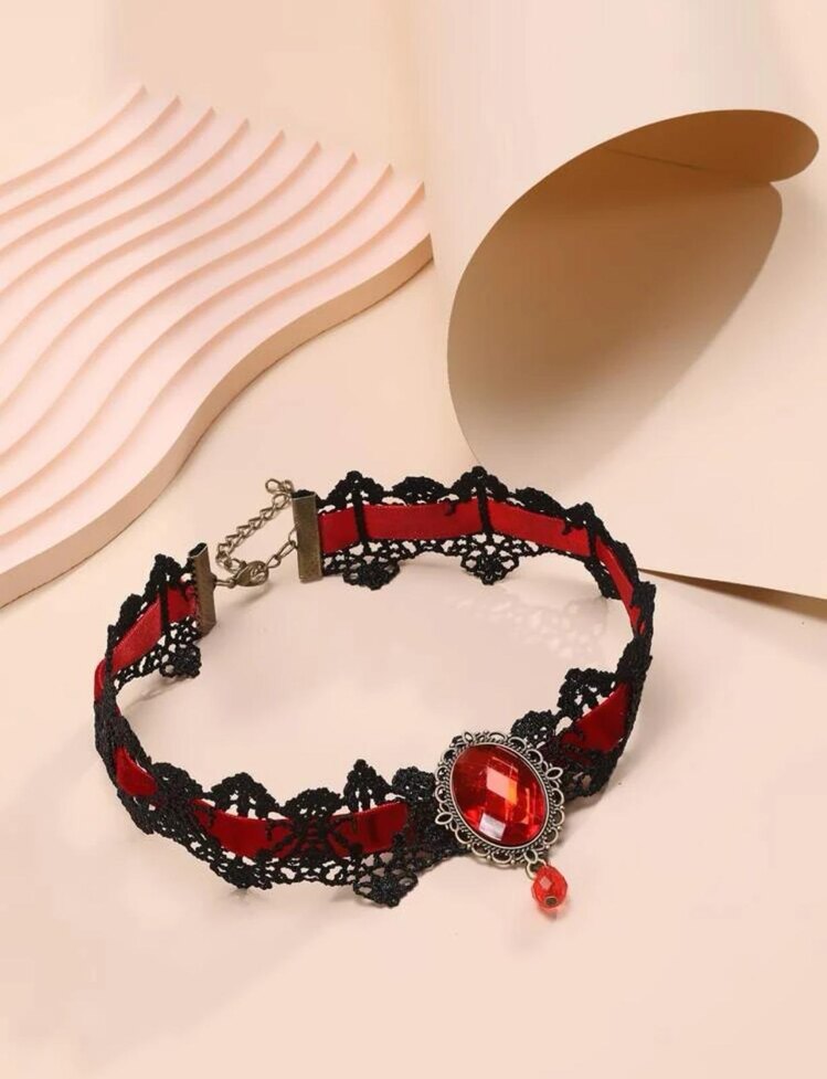 Romantic Goth Dantel Detaylı Kırmızı Taşlı Kolye