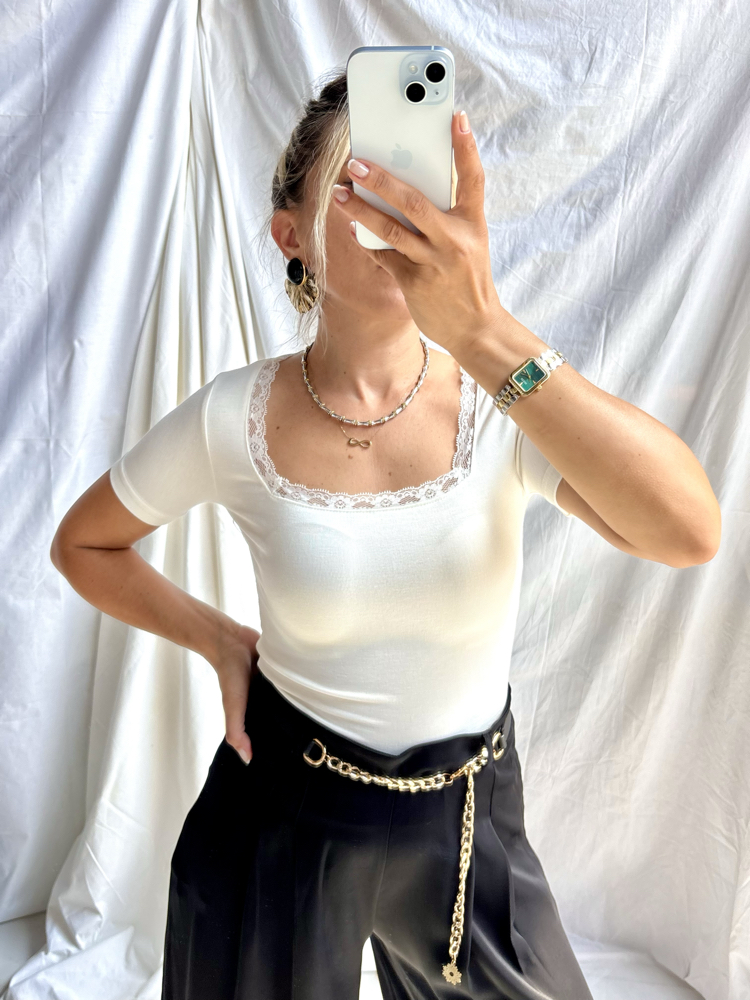 Beyaz renk dantelli kare yakalı pamuklu basic body