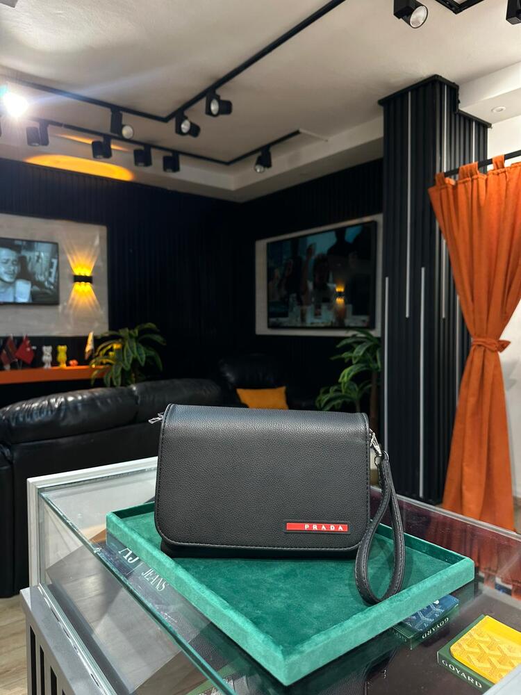 Prada Siyah El Çantası
