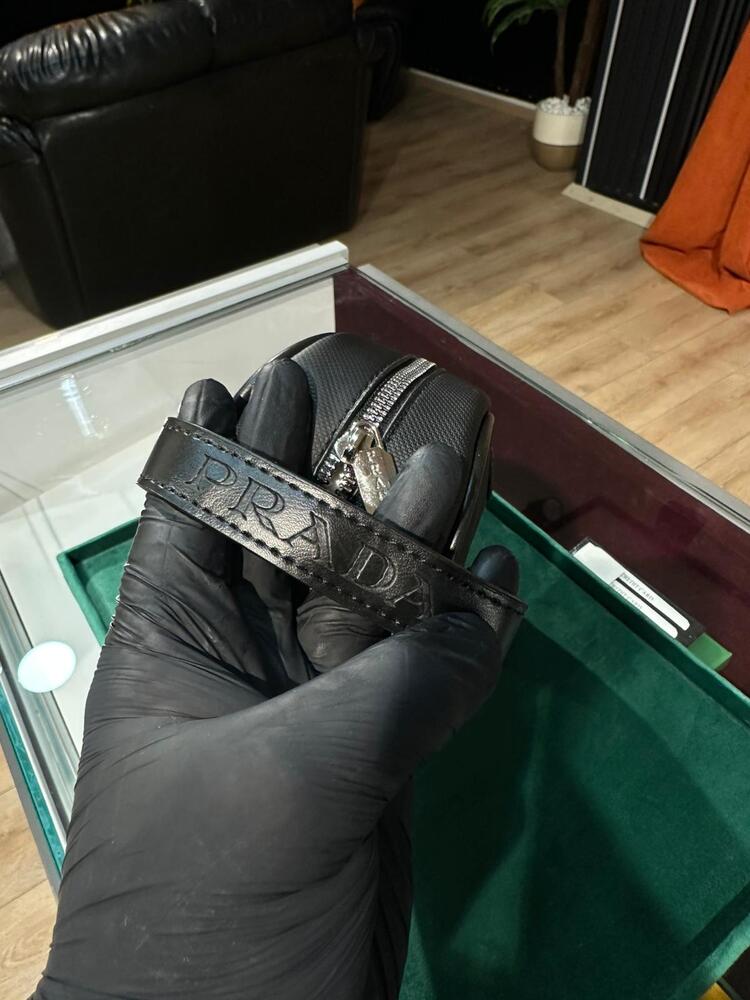 Prada Siyah El Çantası