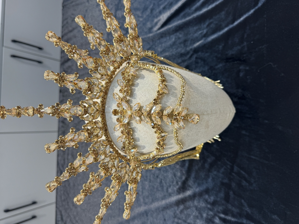 Gold dikine model taç