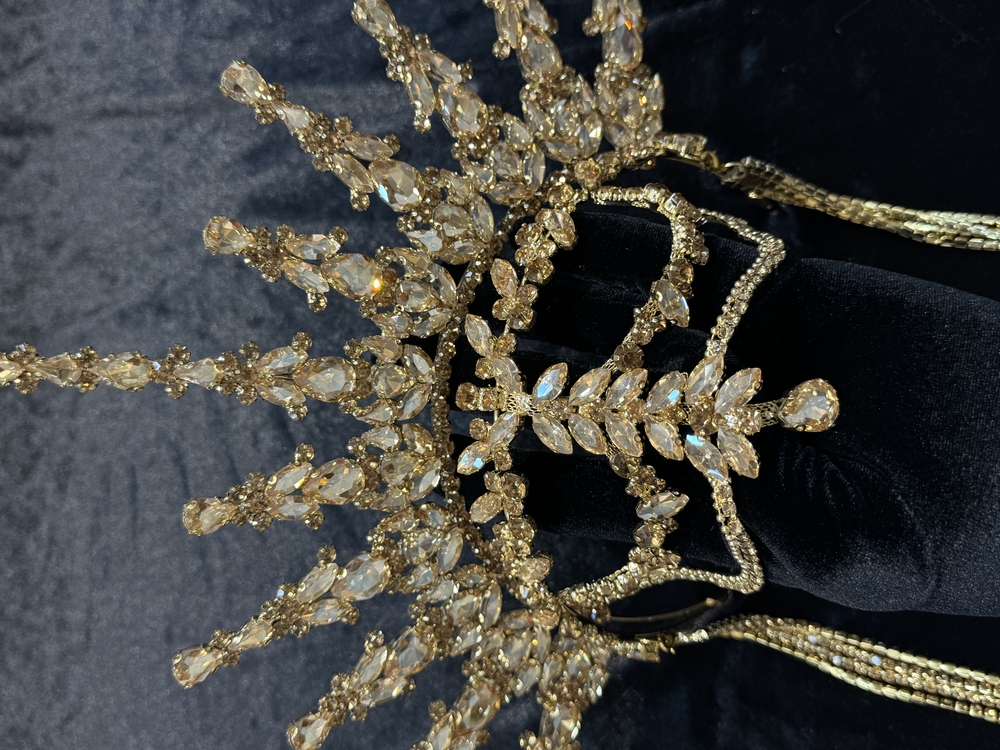 Gold dikine model taç