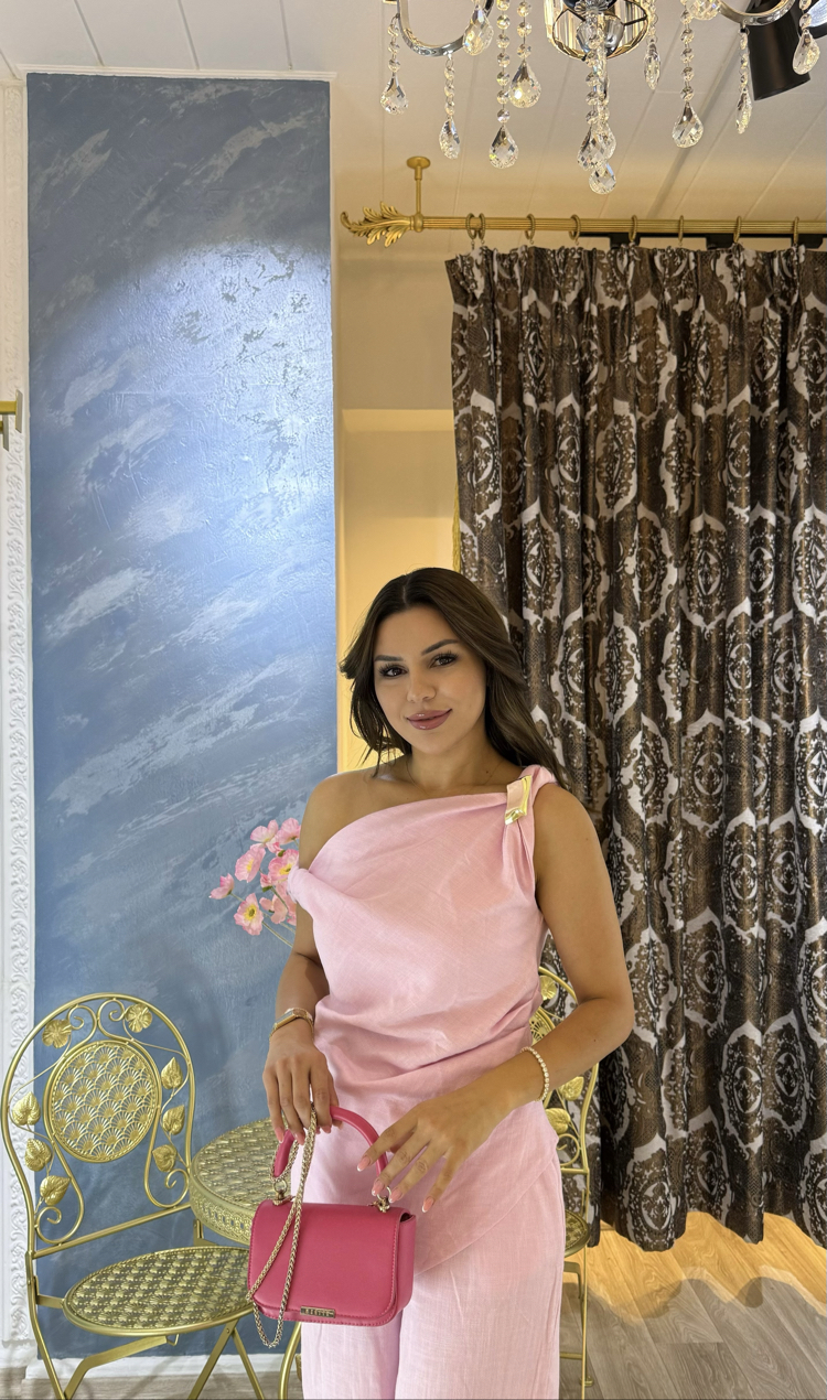 Kendinden tokalı pembe keten takım