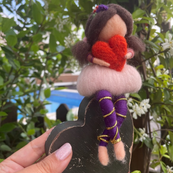 Kalpli Romantik Keçe Bebek