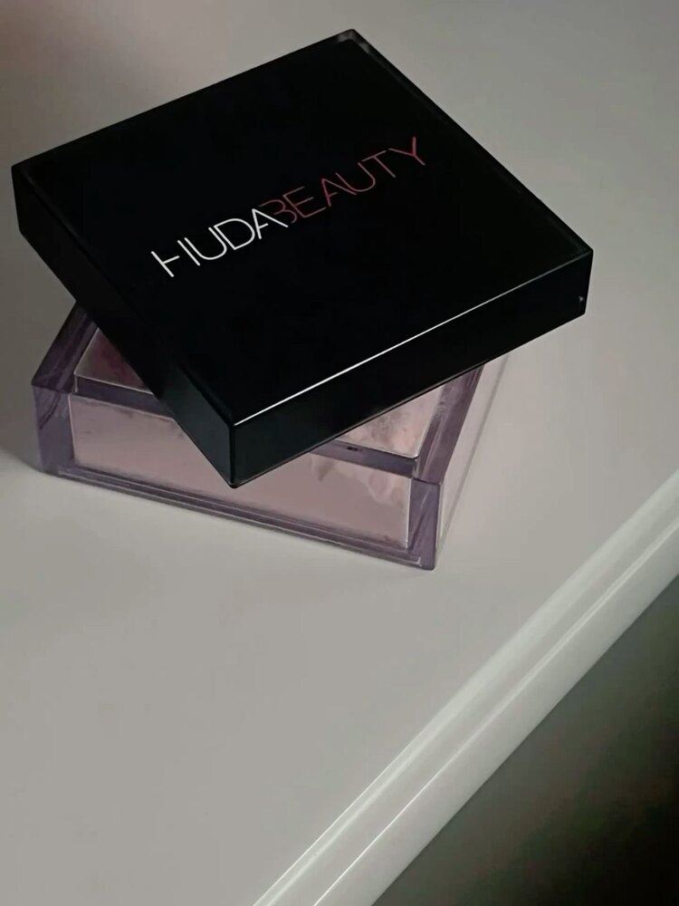 Huda Beauty Cherry Pudra