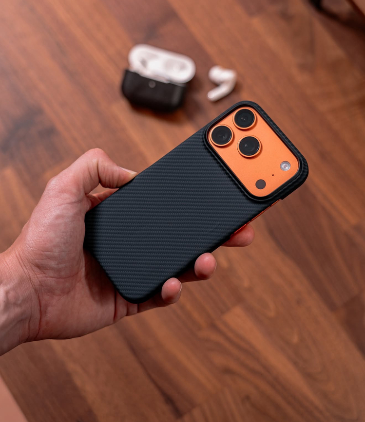 Black Carbon MagSafe Case