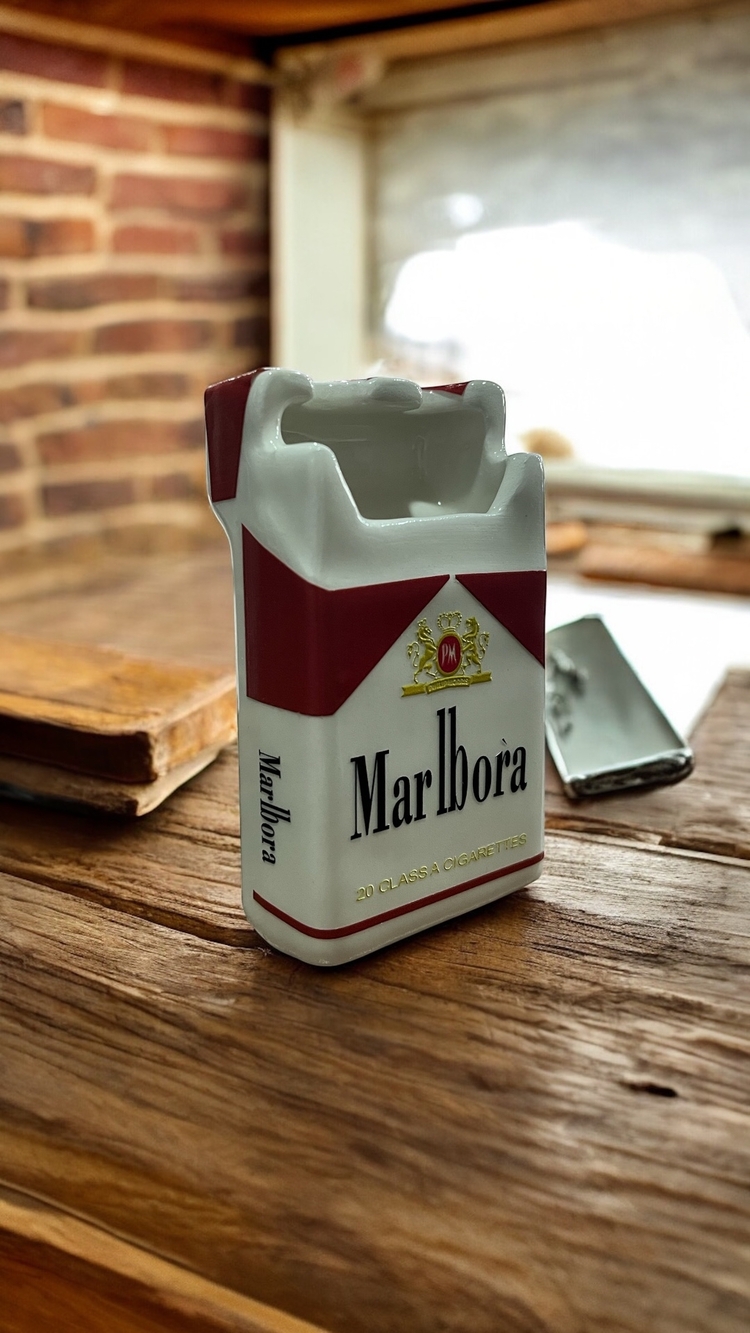 Sigara paketi şeklinde kül tablası