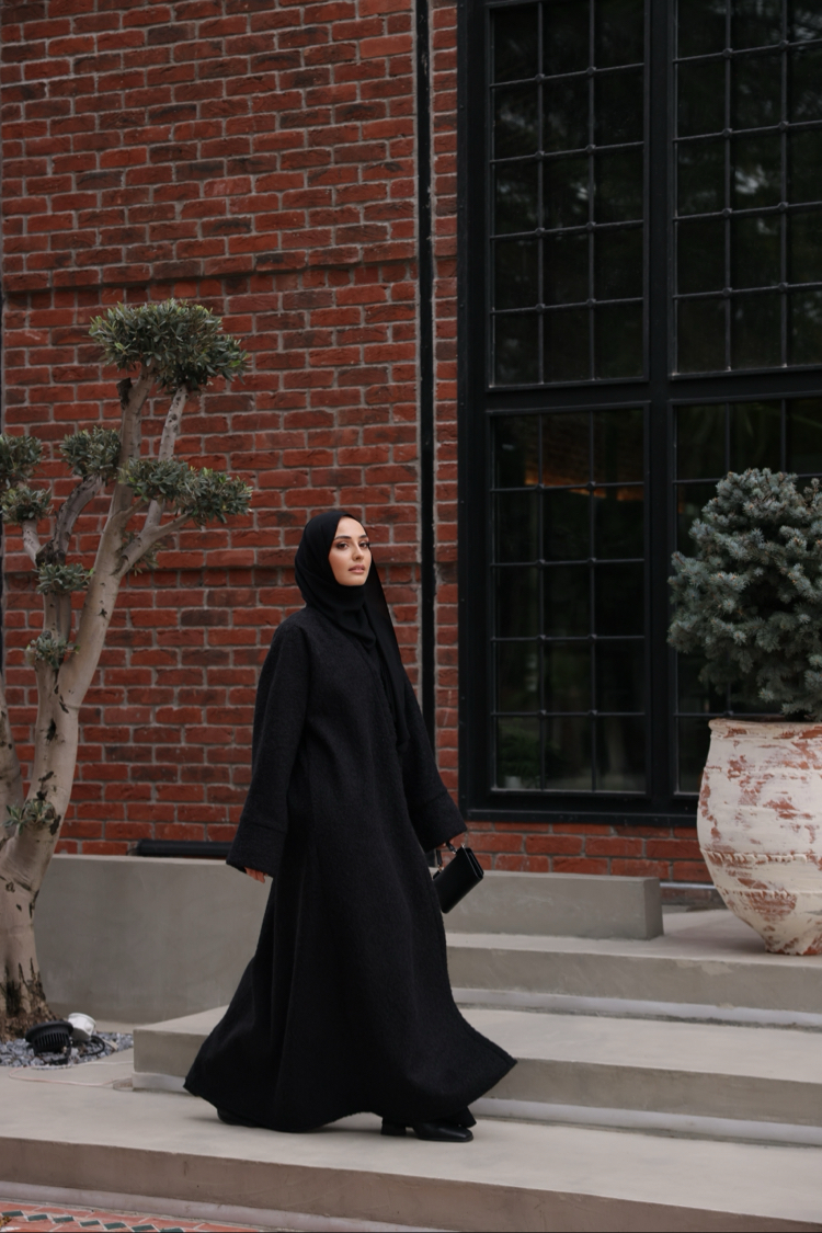 Tüylü siyah kaşe abaya
