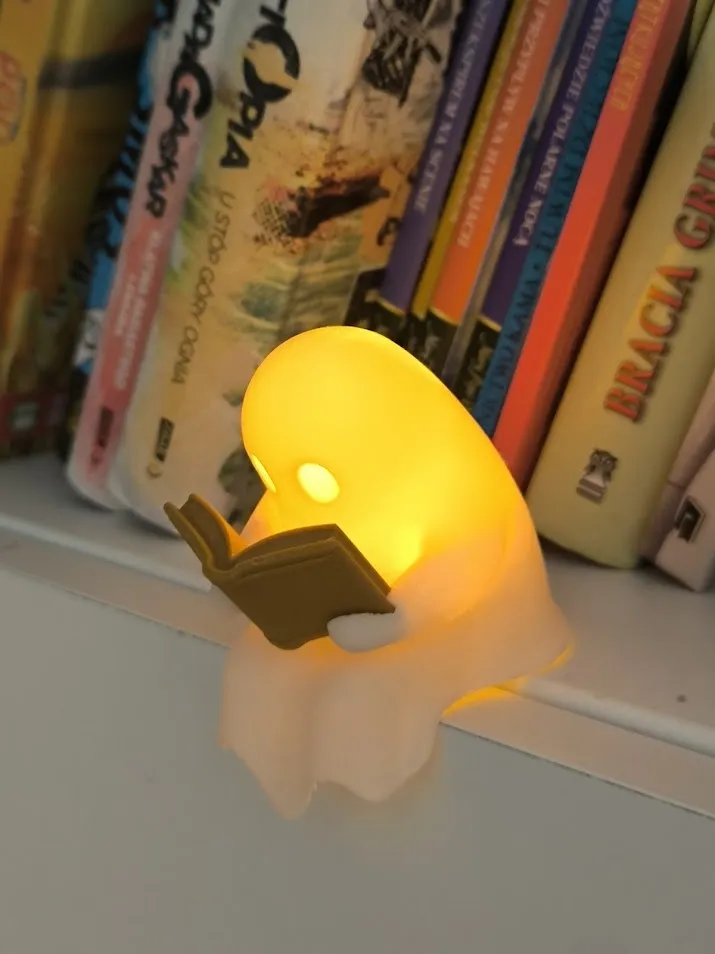 Kitap Okuyan Ledli Hayalet